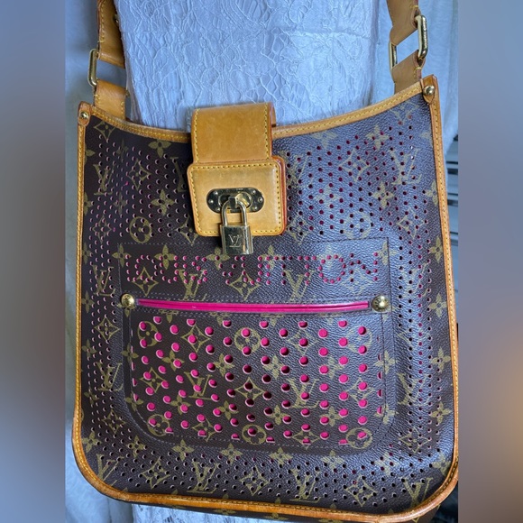18 LOUIS VUITTON MONOGRAM MUSETTE PERFORATED CROSSBODY FUSCHIA LINING - Picture 2 of 3
